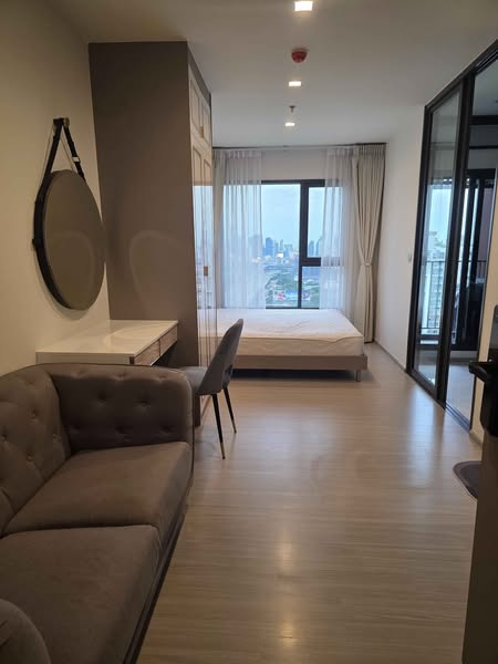 bedroom and room interior of Life Asoke Hype
