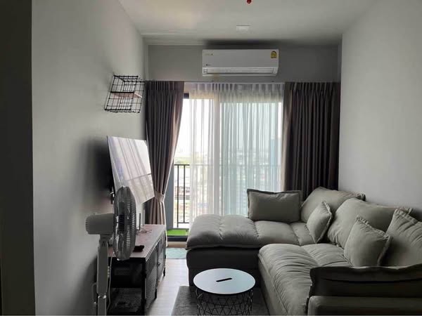 living room and bedroom of Metris Phatthanakan-Ekkamai