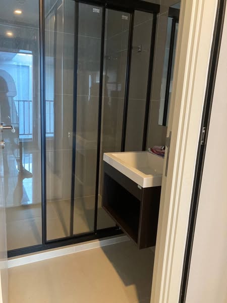 room interior and bathroom of มอนเต้ คอนโด พระราม9