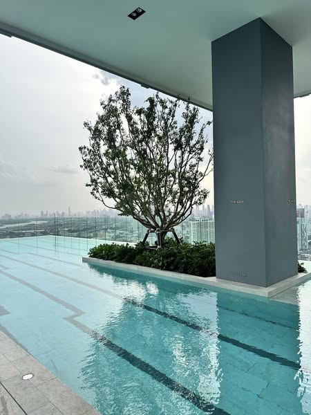 pool of Aspire Onnut Station