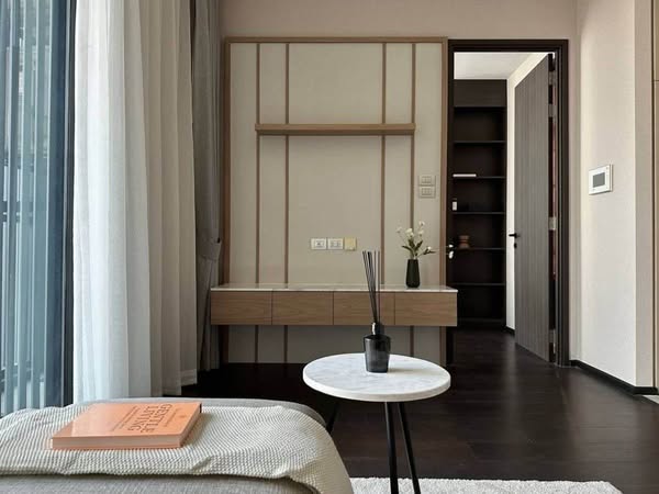 bedroom and room interior of LAVIQ Sukhumvit 57