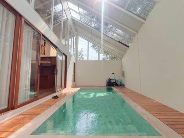 pool and room interior of Passorn Prestige Jatuchot-Watcharaphon