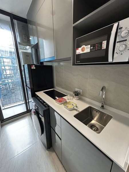bathroom and kitchen of Skyrise Avenue Sukhumvit 64