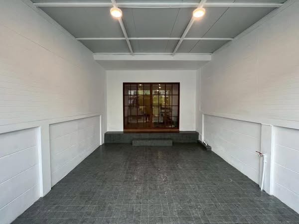 room interior of Soi Mu Ban Sap Din Thong