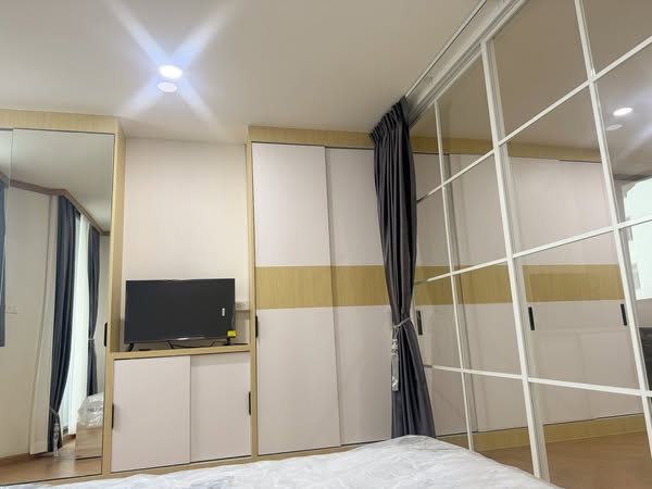bedroom and room interior of Supalai Place Condominium Sukhumvit 39