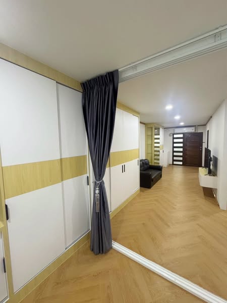 bedroom and room interior of Supalai Place Condominium Sukhumvit 39