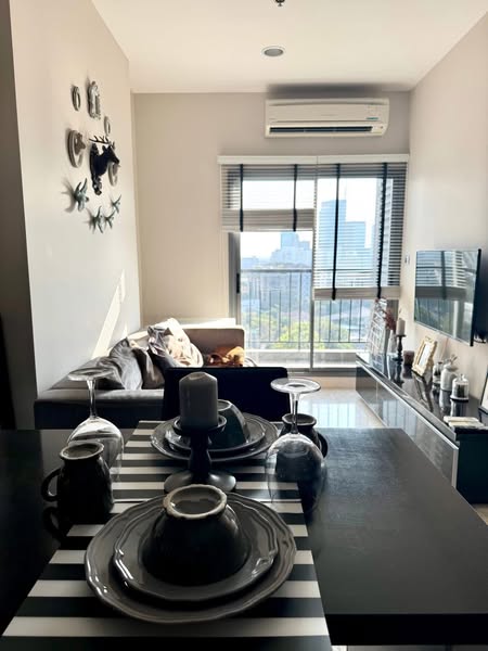 living room of The Crest Sukhumvit 34