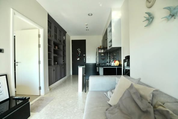 living room of The Crest Sukhumvit 34