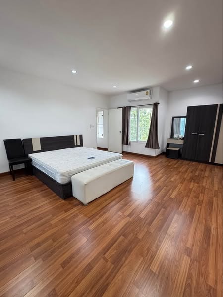 bedroom of The Exclusive Phatthanakan 44