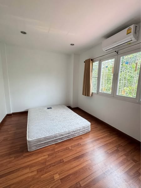 bedroom of The Exclusive Phatthanakan 44