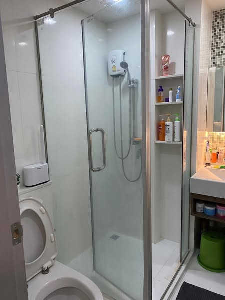 room interior and bathroom of Aspen Condo Lasalle