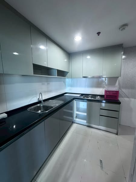 bathroom and kitchen of Belle Grand Rama 9