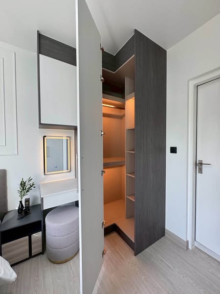 bedroom and room interior of Ease1 Rama2