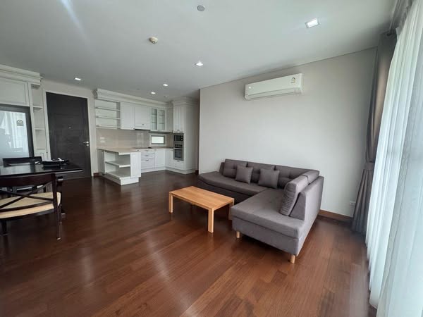 IVY THONGLOR