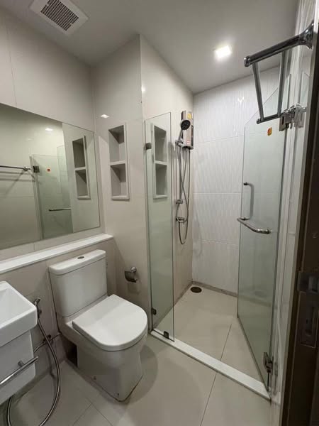 room interior and bathroom of Life Asoke – Rama 9