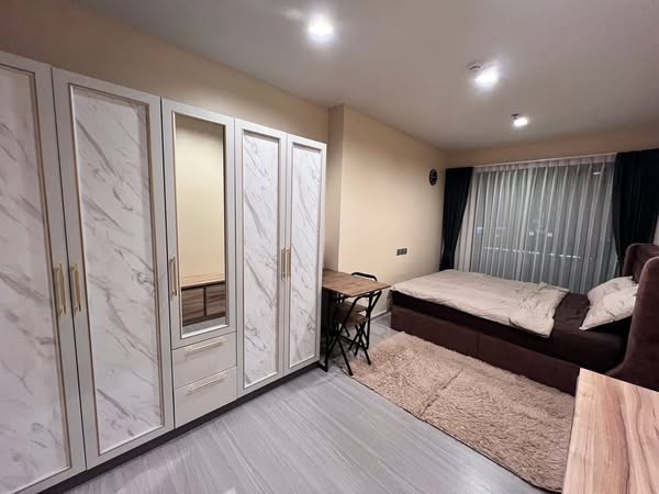 bedroom and room interior of Life Asoke Hype