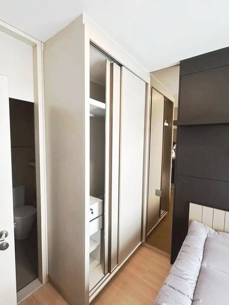 bedroom and room interior of Lumpini Suite Phetchaburi – Makkasan