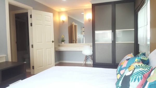 bedroom and room interior of Lumpini Suite Sukhumvit 41
