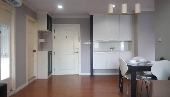 room interior and kitchen of Lumpini Suite Sukhumvit 41