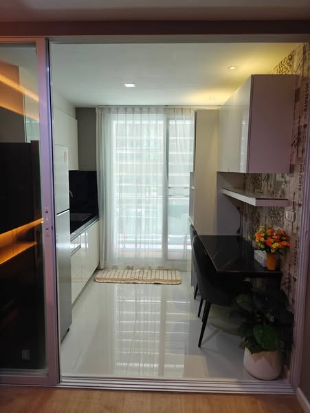 room interior of Mayfair Place Sukhumvit 64