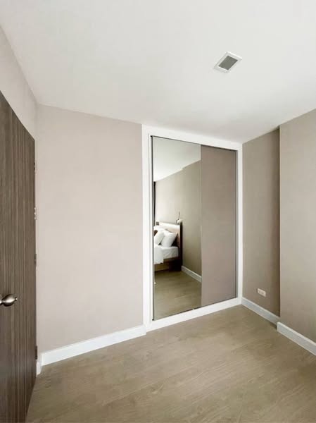 bedroom and room interior of Metro Luxe Ratchada