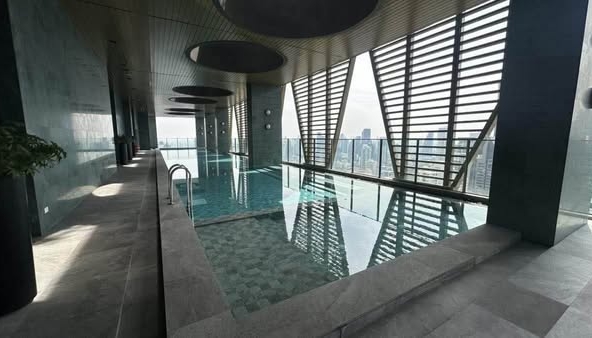 pool of Noble State Sukhumvit 39