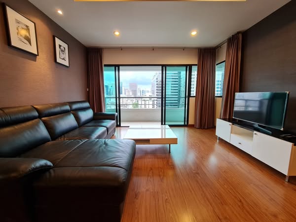 bedroom and living room of Sathorn Gardens
