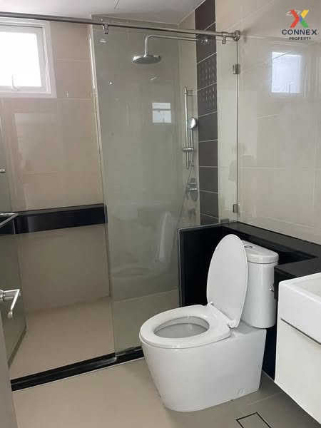 room interior and bathroom of Supalai Lite Ratchada-Naradhiwas