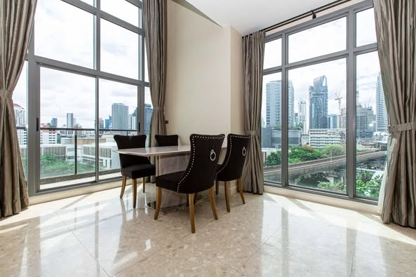 living room of The Crest Sukhumvit 34