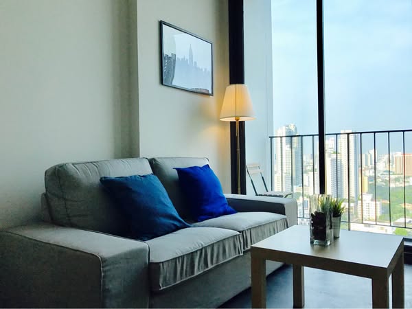 living room of The Edge Sukhumvit 23