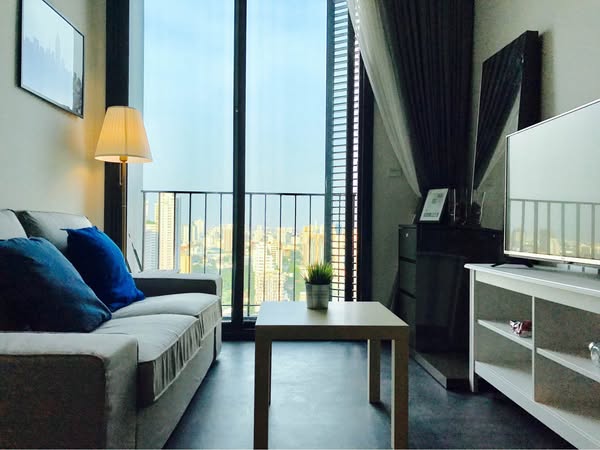 living room and bedroom of The Edge Sukhumvit 23