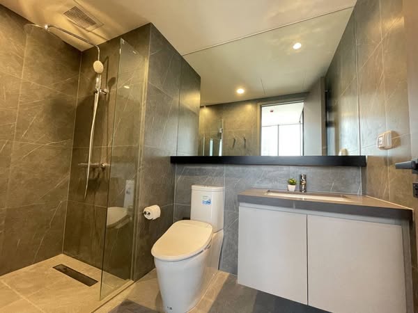 bathroom of THE EXTRO Phayathai-Rangnam