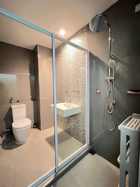 room interior and bathroom of The Key Cheangwattana