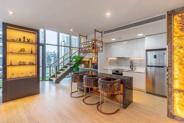living room and kitchen of The Room Sukhumvit 21