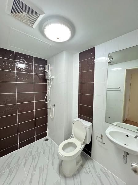 bathroom of The Smart Condo