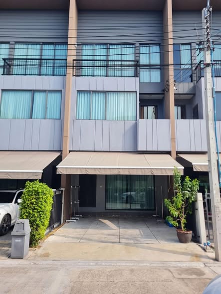 ทาวน์โฮม 3 ชั้น