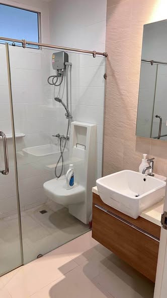 bathroom of Baan Phaholyothin Place