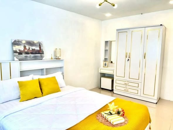 bedroom of Ban Klang Mueang Ngamwongwan