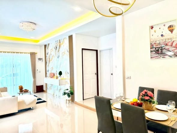 living room of Ban Klang Mueang Ngamwongwan