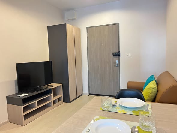 bedroom and room interior of IDEO Sukhumvit 115