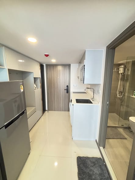 room interior and bathroom of KnightsBridge Space Sukhumvit-Rama 4