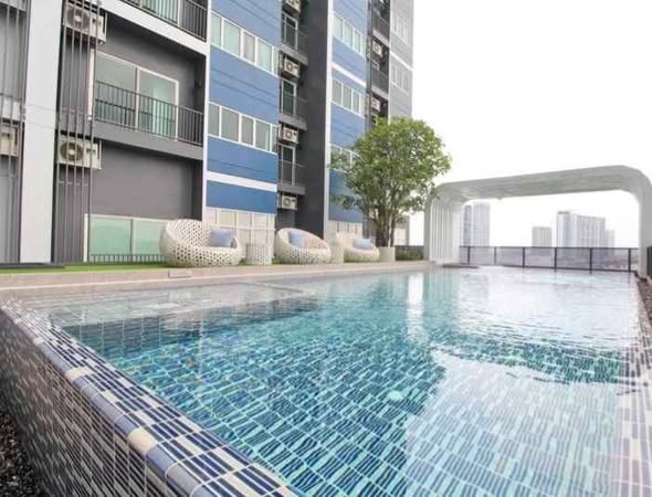 pool of Metro Sky Wutthakat