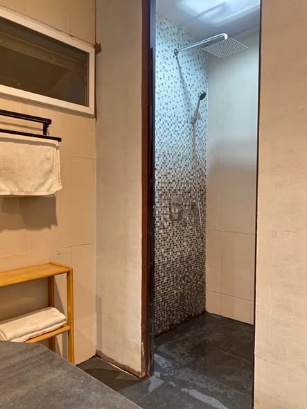 room interior and bathroom of ภัสสร บางนา-วงแหวน Passorn Bangna-Wongwaen