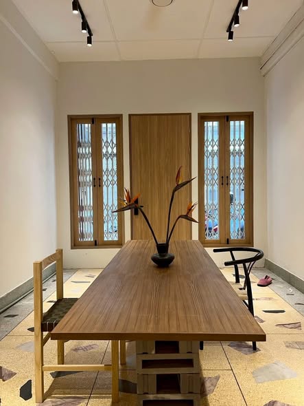 room interior of Phaya Thai Plaza