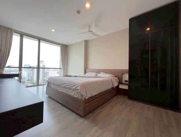 bedroom and room interior of 333 Riverside