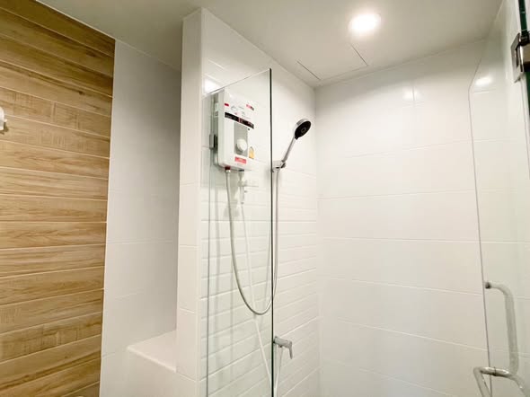 room interior and bathroom of Metro Sky Wutthakat