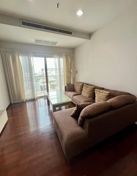 living room and bedroom of Noble Ora