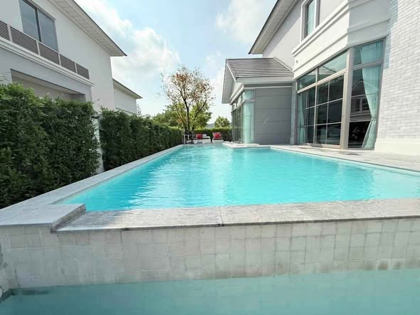 pool of Perfect Masterpiece Sukhumvit 77