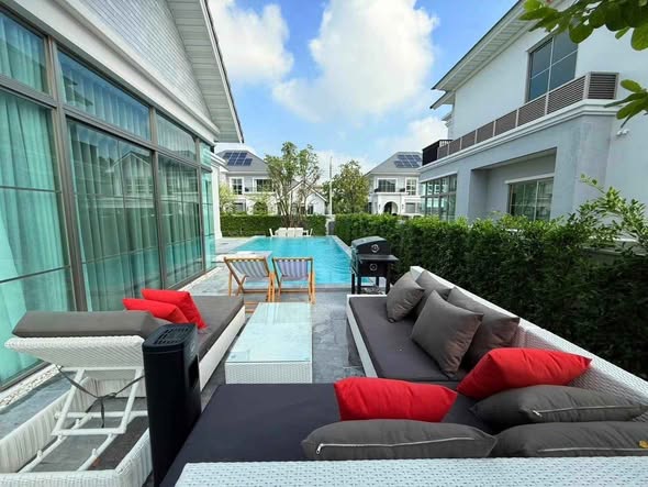 pool of Perfect Masterpiece Sukhumvit 77