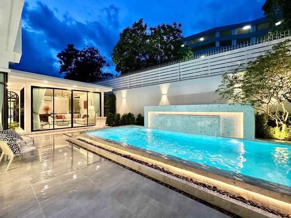 pool of Perfect Masterpiece Sukhumvit 77